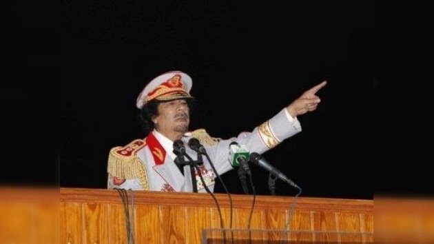 Gaddafi amenaza con hacer volar toda Trípoli si resulta ocupada por los rebeldes