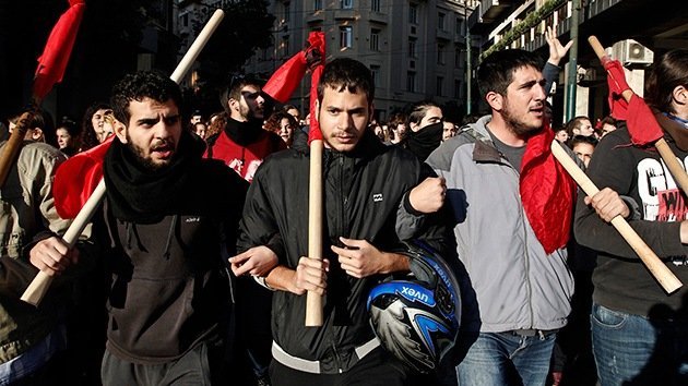 Videos: Miles de personas marchan en Grecia contra la brutalidad policial
