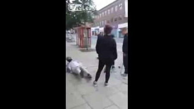 Desigual pelea callejera: una joven tumba a un anciano hindú de 80 años