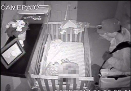 Ladrón irrumpe en casa ajena y observa a un bebé mientras duerme