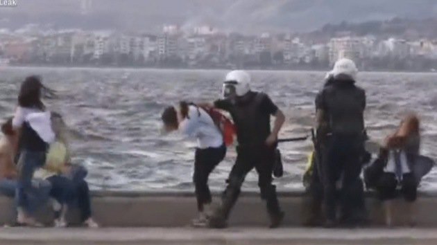 Video: Policía turca se emplea a fondo en la playa contra turistas y jóvenes inocentes
