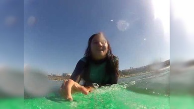 Una surfista se cruza con un tiburón y lo sigue para hacerle un video