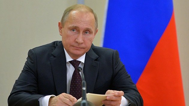 Putin: "La decisión de la OPEP de no reducir la producción de crudo satisface a Rusia"