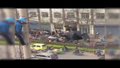 Un hombre borracho se sube a unos cables de alta tensión