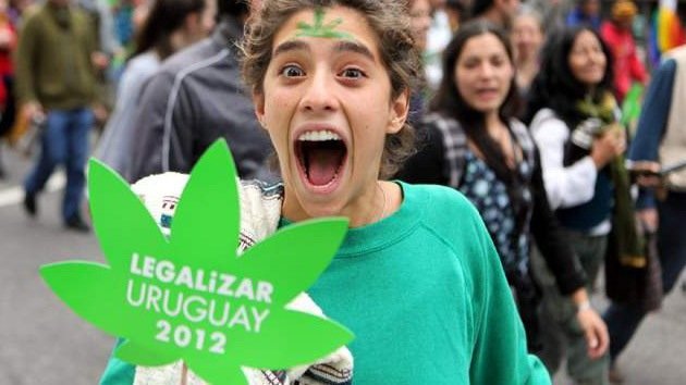 Uruguay recurre al porro como "mal menor"