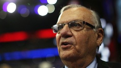 El alguacil de Arizona Joe Arpaio pone a pan y agua a 38 reos por dañar la bandera de EE.UU.