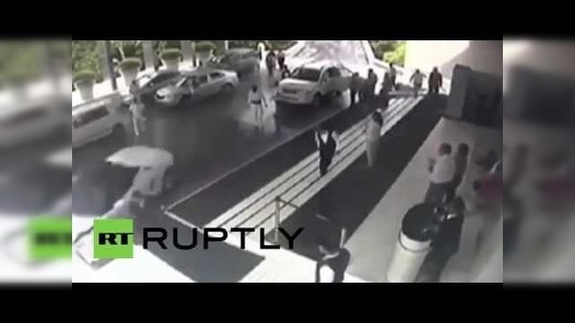 El empleado de un hotel se estrella en el Lamborghini de un cliente