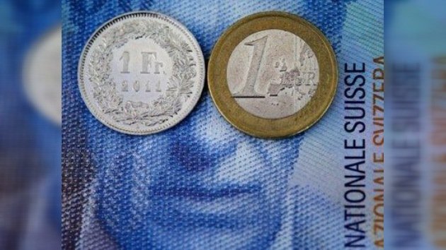 El franco suizo liga su cotización al euro