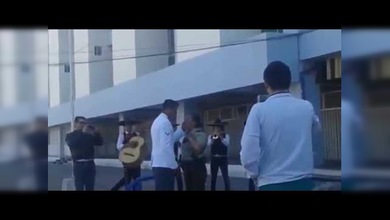 Amor uniformado: un militar propone matrimonio a una carabinera