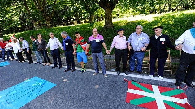 Cadena humana de 123 kilómetros recorre el País Vasco para 'desencadenarse' de España