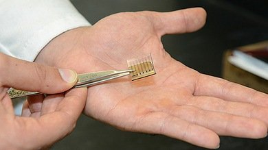 Crean un panel solar flexible solo de carbono