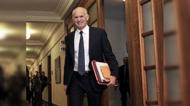 Papandreu retira la convocatoria del referéndum y asegura que no dimitirá