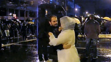 Video: Amor y baile en plena protesta en Brasil
