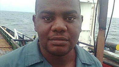 Un hombre sobrevive después de pasar tres días en un barco hundido