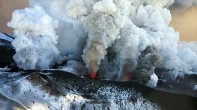 Cuatro volcanes en la región rusa de Kamchatka amenazan a la aviación