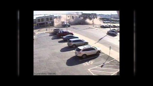 Un automóvil choca contra un edificio y lo derrumba