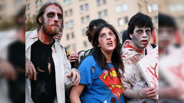 Los chilenos exigen reformas educativas con un multitudinario 'flasmob' zombi