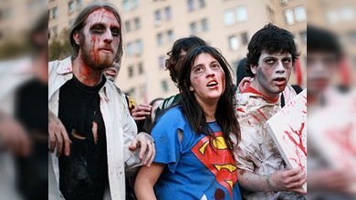 Los chilenos exigen reformas educativas con un multitudinario 'flasmob' zombi