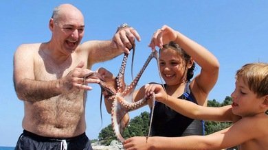 Veraneantes pescan un rarísimo animal y lo cocinan al ajillo