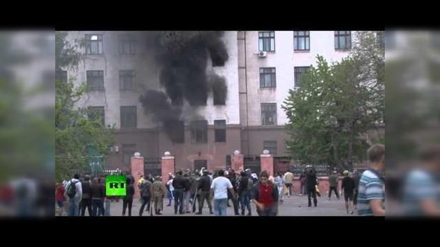 IMÁGENES DRAMÁTICAS: Gente salta por la ventana del edifico en llamas en Odesa