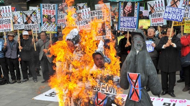 Video, fotos: Manifestantes de Seúl queman muñecos de los Kim de Corea del Norte