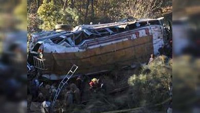 Al menos 14 muertos al caer autobús por barranco en Guatemala