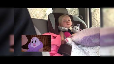 Niñita se muestra muy sensible con las aventuras de una cría de pingüino
