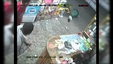 Un tendero yemení responde al atracador con la misma moneda