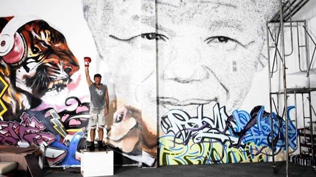 Un artista retrata a Nelson Mandela con golpes de 'libertad'