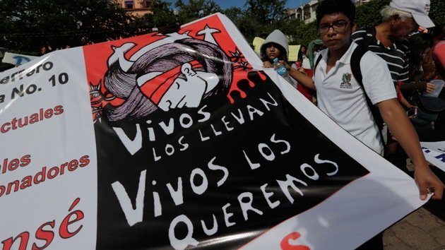 Familiares de los 43 estudiantes desaparecidos recorren a pie todo México