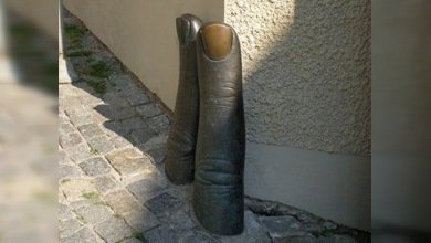 Dos vándalos de EE. UU. arrancaron una escultura y jugaron con ella a la pelota