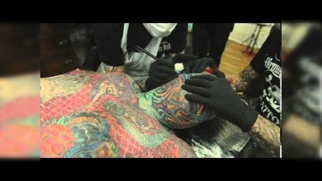 Un hombre se quema la cara para hacerse un tatuaje en 3D