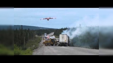 Bombero aéreo realiza un perfecto lanzamiento de agua