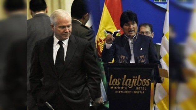 Evo Morales acusa a EE. UU. de golpista en presencia de Robert Gates