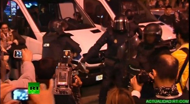 Video: Cargas policiales a las puertas del Congreso en Madrid