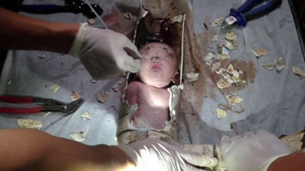 Video: Rescatan a un recién nacido de una tubería de un baño en China