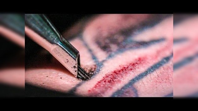 ¿Cómo funciona una máquina tatuadora a cámara lenta?