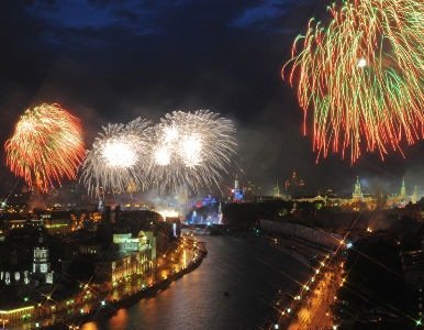 Los fuegos artificiales despiden el 9 de mayo por todo lo alto