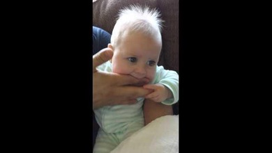"Brbrbbrgrbrbgl": un padre 'toca una canción' en los labios de su hija