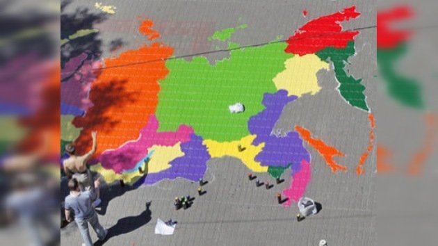 Unos estudiantes dibujan un mapa gigantesco de Rusia