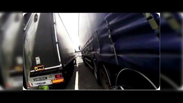 Accidente con suerte: motociclista casi se come a dos camiones