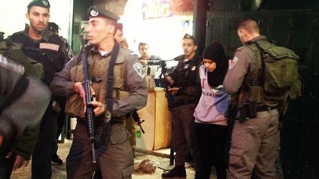 Vídeo: Soldados israelíes armados arrestan a una menor por "amar a Palestina"