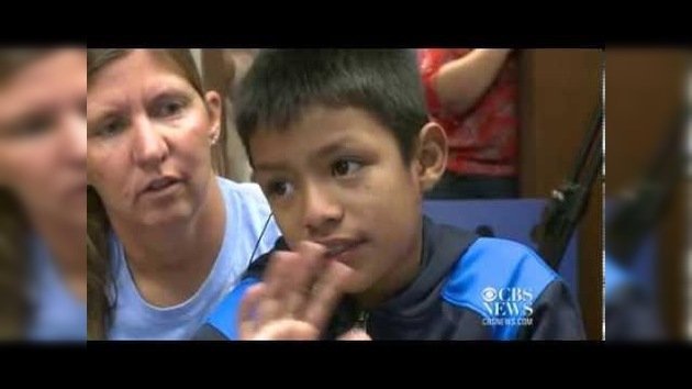 Un niño sordo guatemalteco oye por primera vez a sus padres