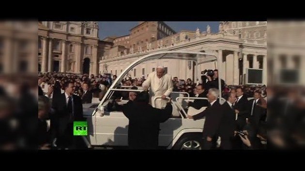 El papa Francisco rompe el protocolo e invita a un viejo amigo a pasear en el 'papamóvil'