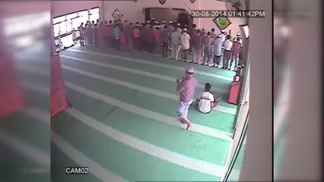 Un joven roba dinero de una mezquita mientras los visitantes rezan