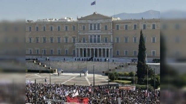Nuevos impuestos y recortes permiten más ayuda a Atenas