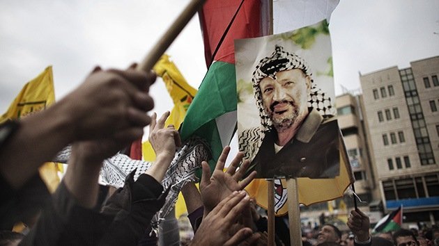 La viuda de Arafat dice que su marido fue envenenado un mes antes de su muerte