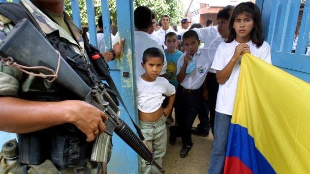 Colombia: Capturan a profesor que obligaba a los niños cantar el himno de las FARC
