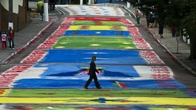 Coloridas moquetas de arena cubren las calles de Caçapava por el Corpus Christi