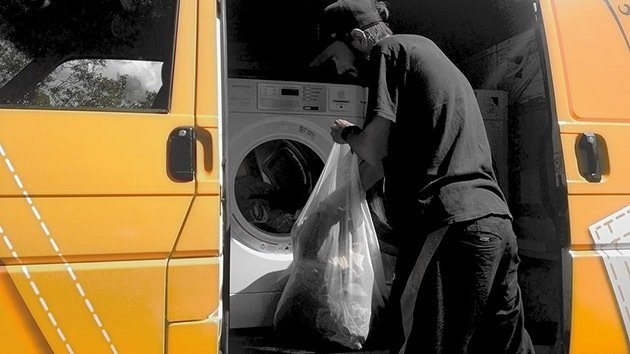 Fotos: Una camioneta se transforma en lavandería gratuita para personas sin hogar